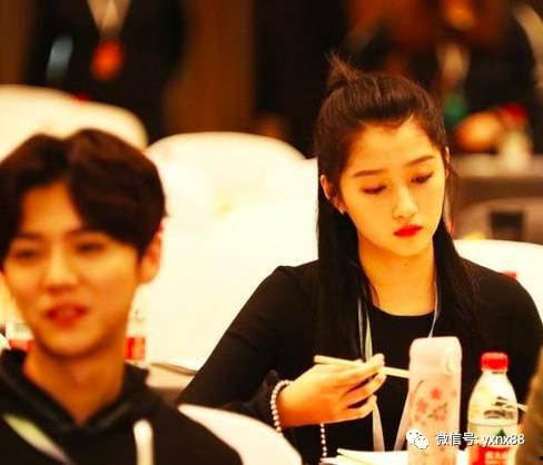 穿成娱乐圈小糊咖只想摆烂吃瓜 第3张 穿成娱乐圈小糊咖只想摆烂吃瓜 第3张